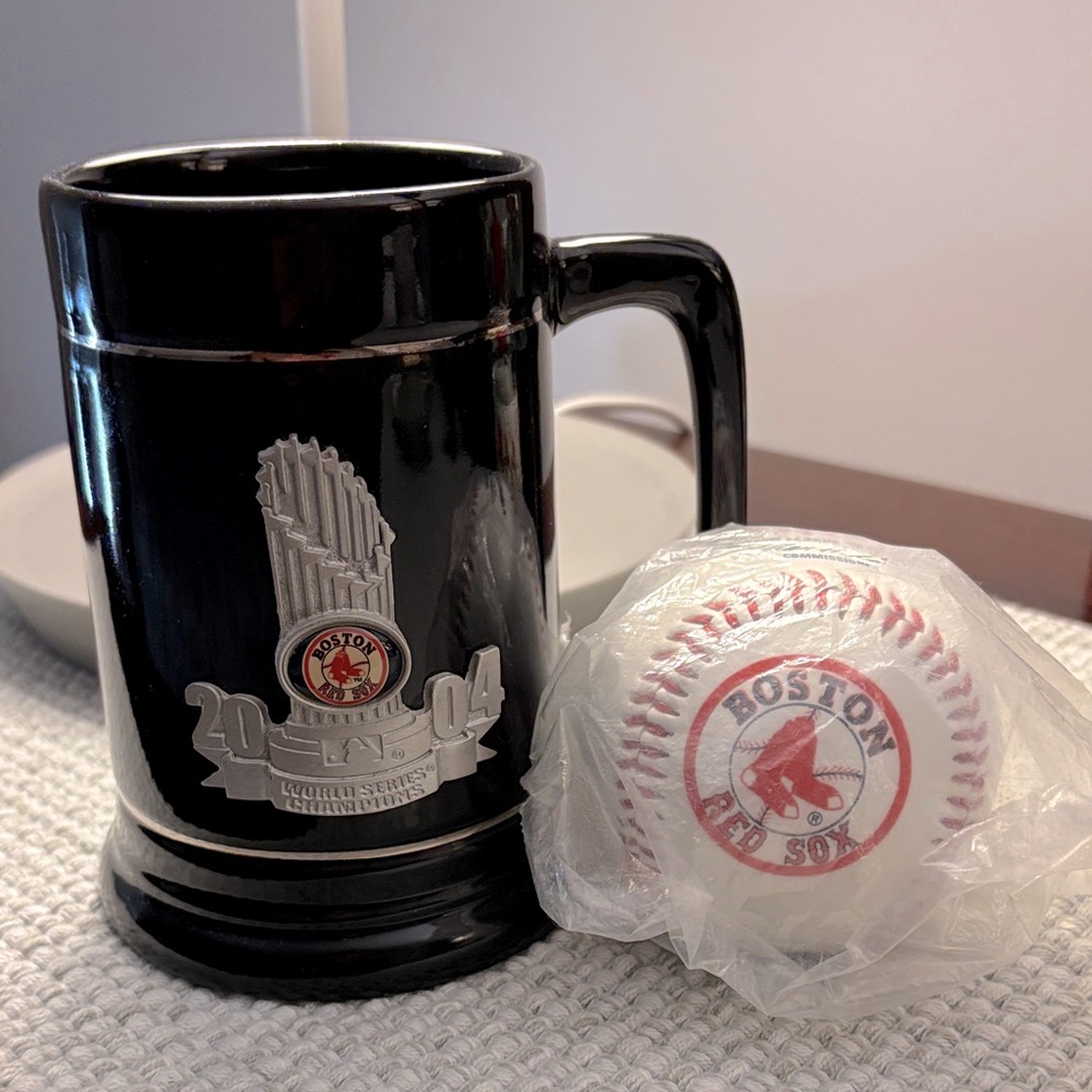 Rawlings World Series Champions Black Boston Red Sox 2004 Mug and Baseball !!
